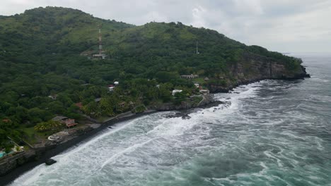 vista aérea completa, vista panorámica de las olas corriendo hacia las orillas de la playa bitcoin en el salvador, méxico, montaña y cielo azul en el fondo