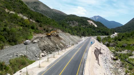 construcción cerca de la carretera principal con un camino de limpieza de la excavadora para una nueva carretera