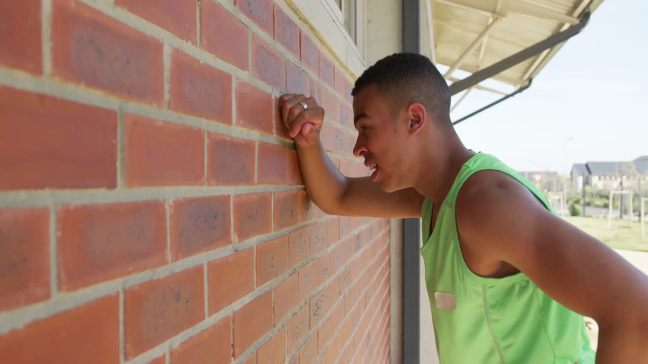 hombre de raza mixta cansado después del entrenamiento