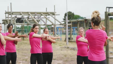 amigas disfrutando de hacer ejercicio en el campamento de entrenamiento juntas