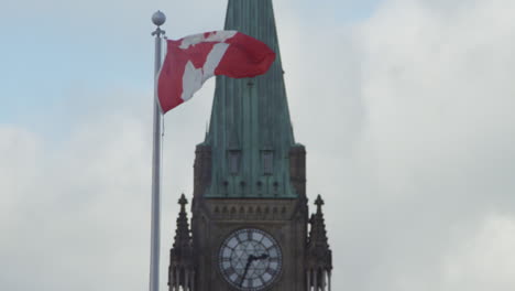 Torre-De-La-Paz-Colina-Del-Parlamento-Ottawa-Canadá-Bandera-En-Cámara-Lenta