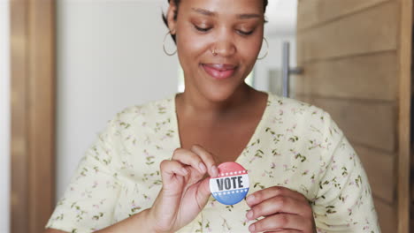 Una-Joven-Birracial-Se-Pone-Una-Insignia-De-&quot;voto&quot;-En-La-Parte-Superior