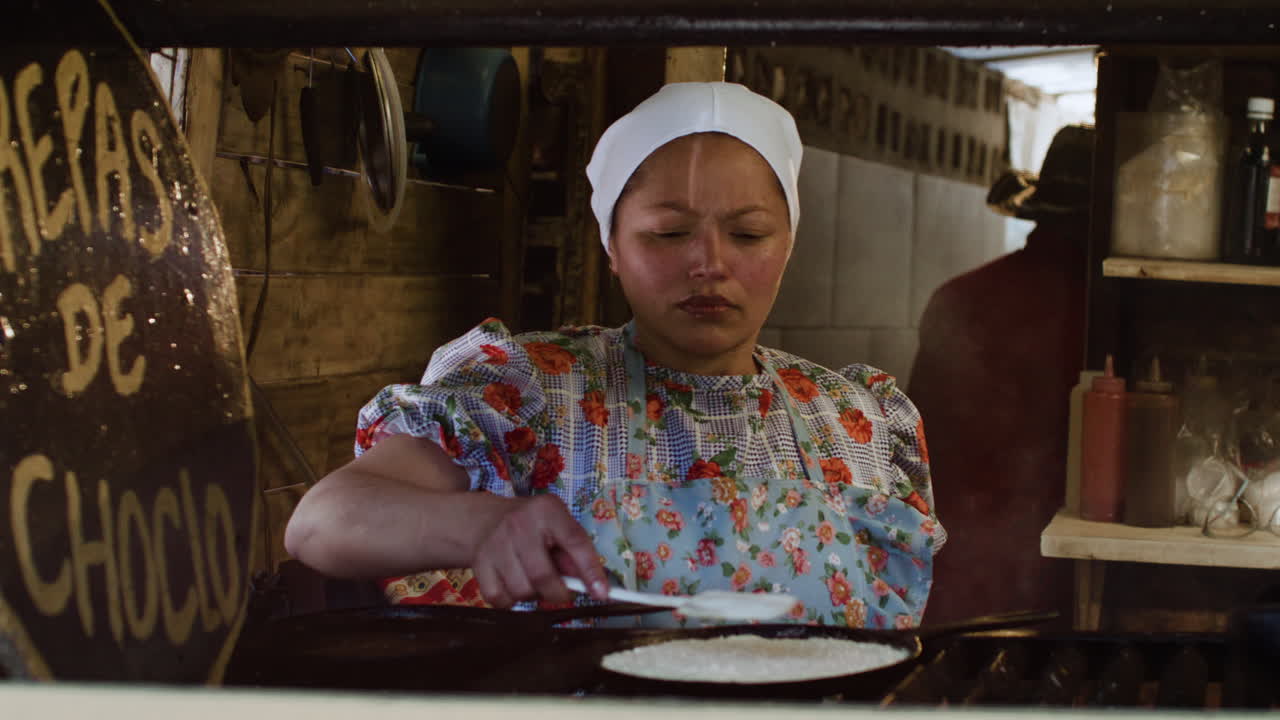 mujer cocinando comida latina