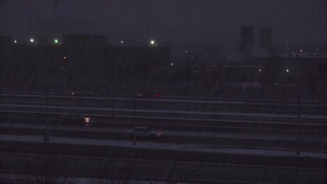 Una-Tormenta-De-Nieve-Golpea-Cerca-De-Una-Autopista-Interestatal-Por-La-Noche