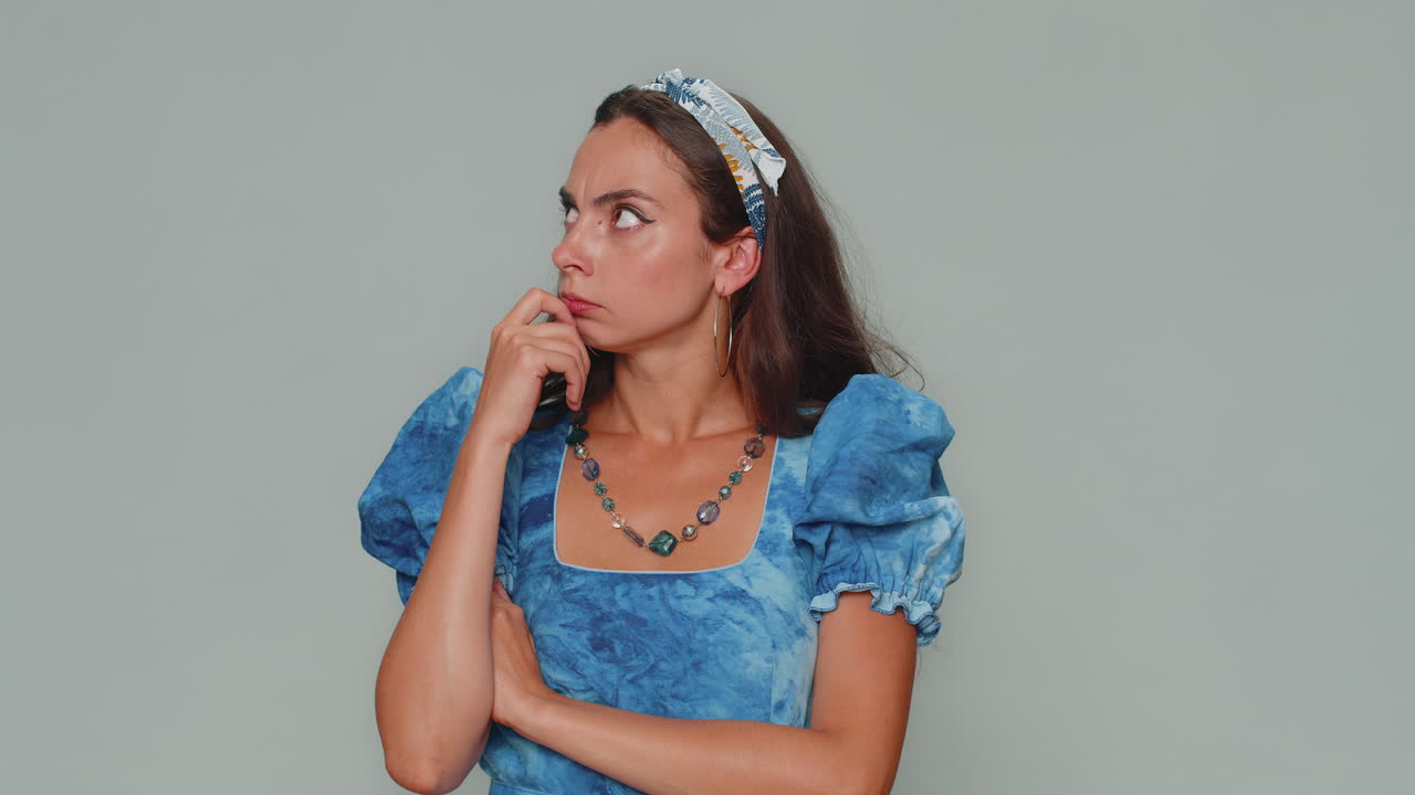 confundida chica elegante sintiéndose avergonzada por una pregunta ambigua, teniendo dudas, sin idea, sin idea