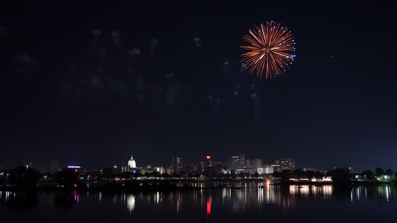 펜실베이니아주 해리스버그 - 2022년 7월 4일: 펜실베이니아주 해리스버그의 수도인 사스케하나 강 건너편에서 불꽃놀이