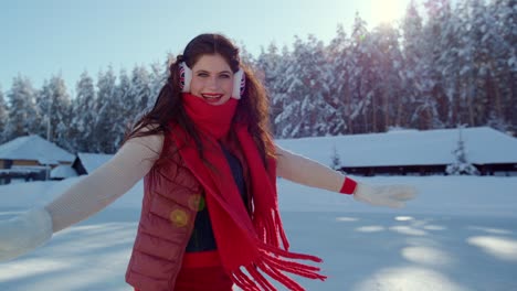 mujer disfrutando de un día de invierno al aire libre