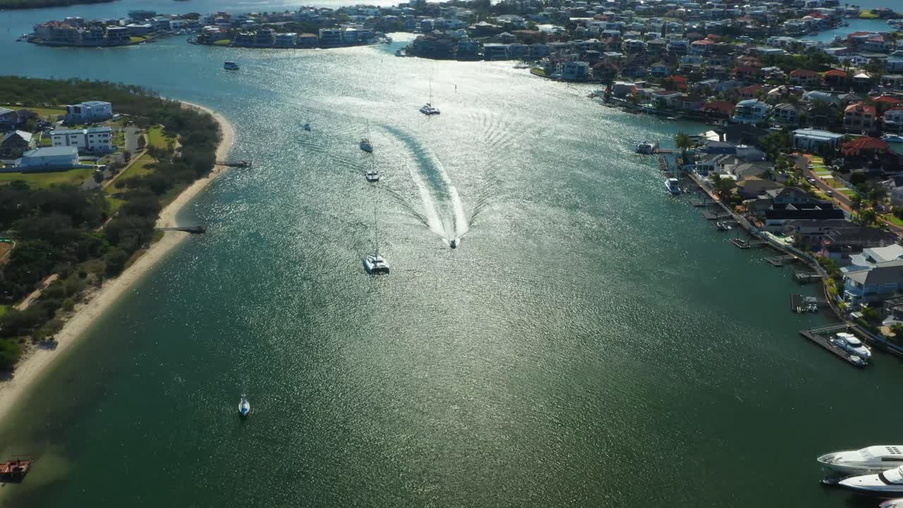 주권섬과 파라다이스 포인트, 운하에서 빛나는 태양, 고급 주택과 보트