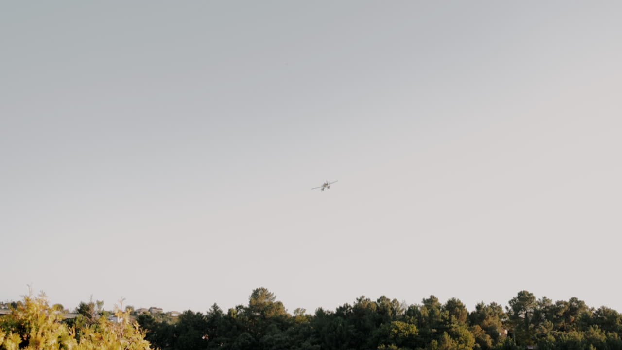 Aereo che sorvola foreste lussureggianti al tramonto.