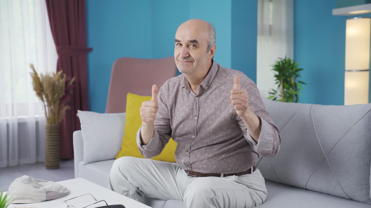 카메라에 긍정적인 제스처를 하는 노인.