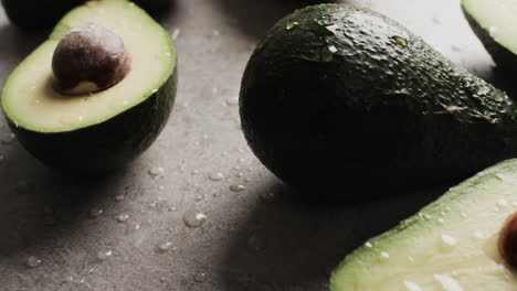 micro vídeo de primer plano de aguacates con espacio de copia en fondo gris