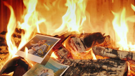 En-La-Chimenea-Quemaron-Fotos-De-Unas-Vacaciones-Familiares-De-Una-Joven-Pareja