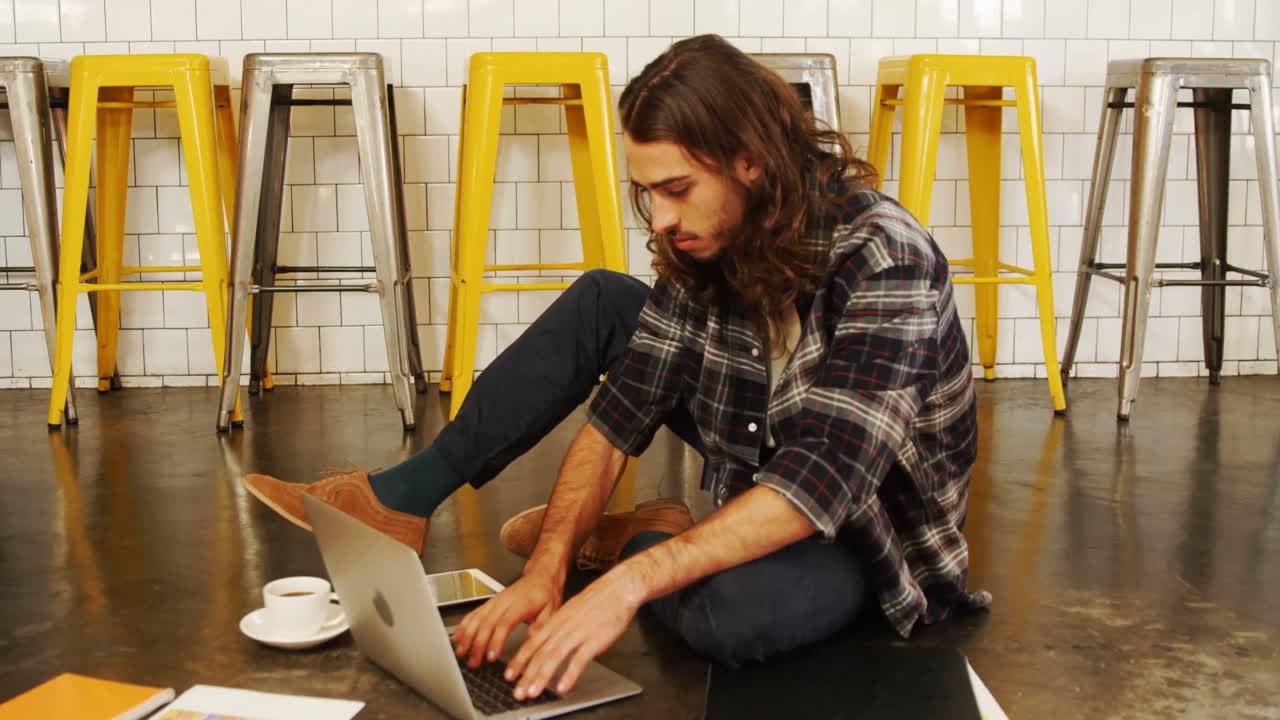 ejecutivos trabajando en computadoras portátiles 4k