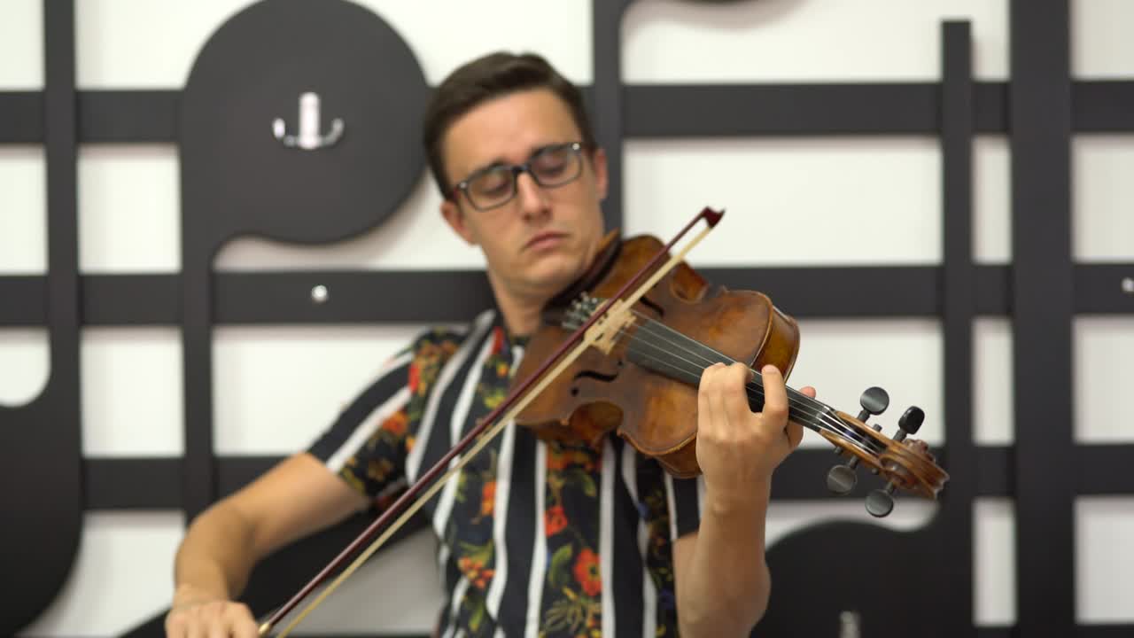 바이올린을 연주하는 젊은 음악가