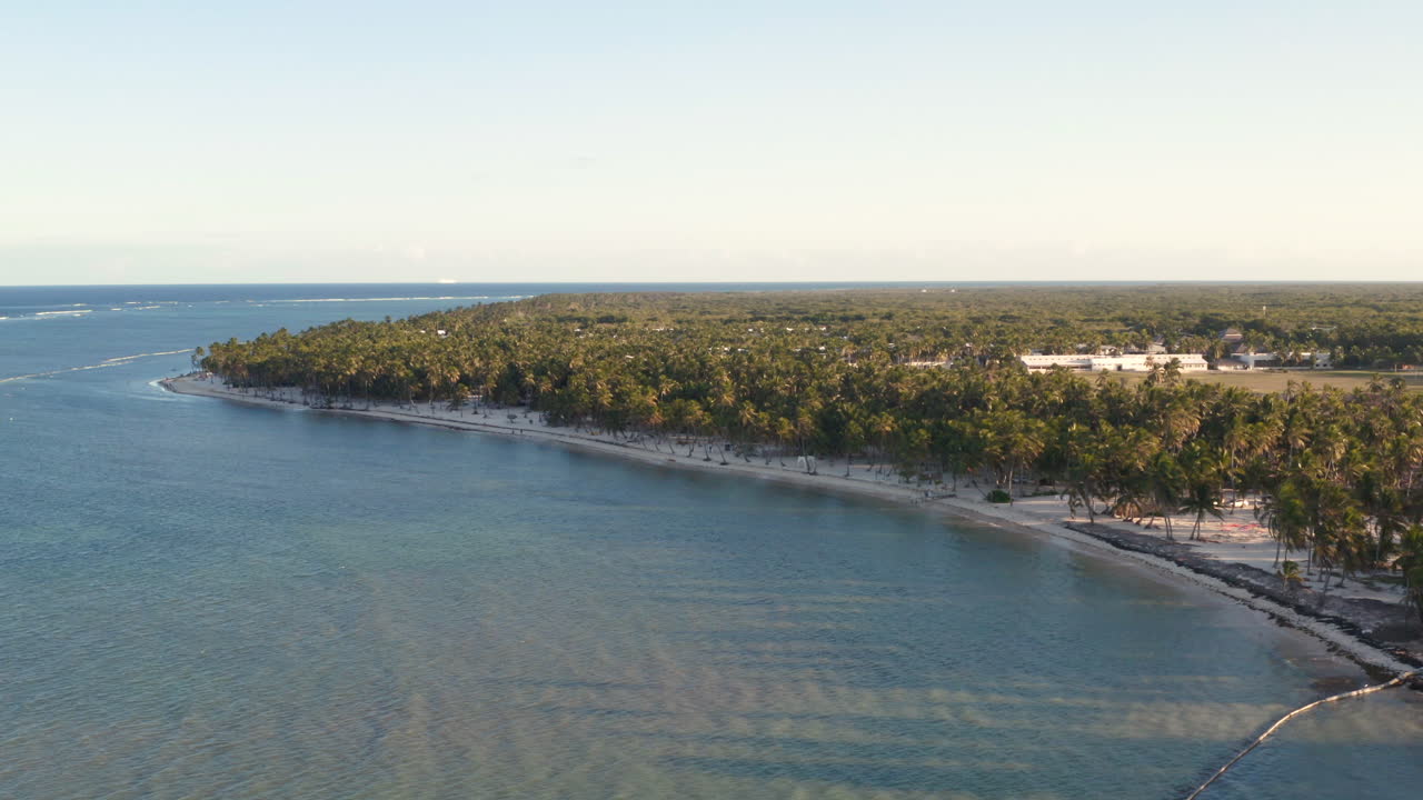la luz dorada ilumina las prístinas playas de arena blanca, aguas cristalinas, panorama aéreo