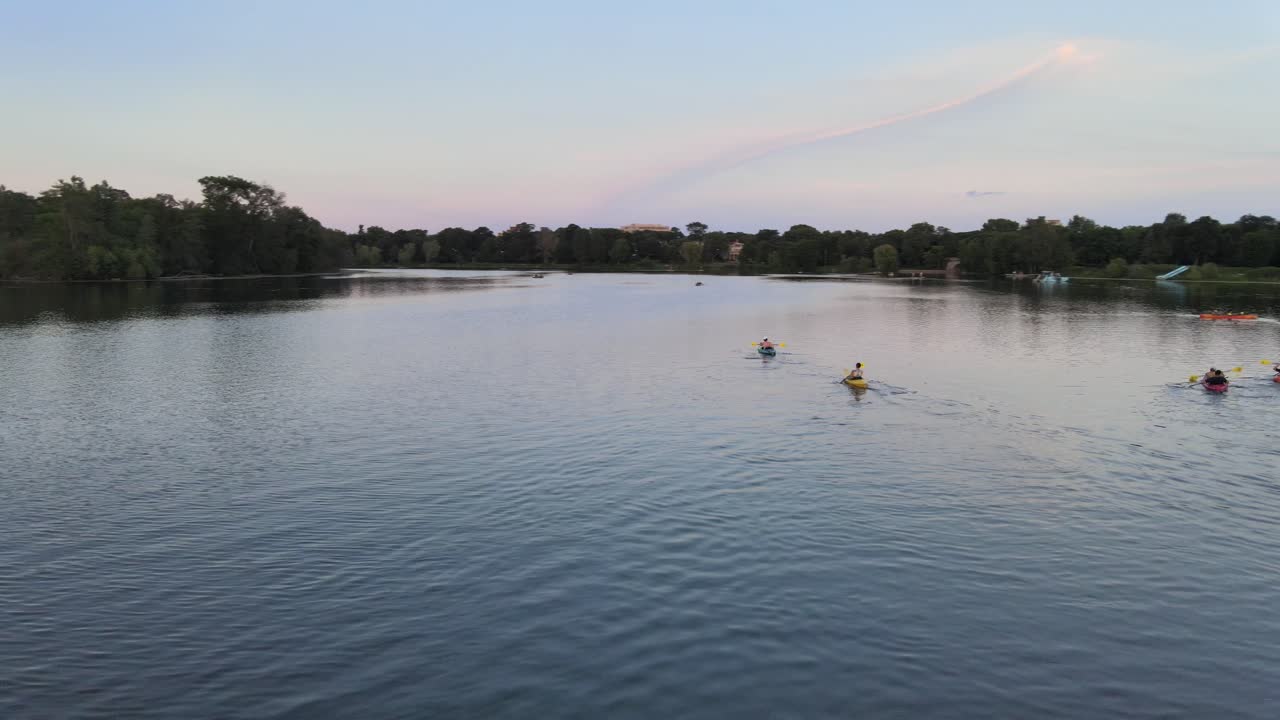 vista aérea de un grupo de kayakistas disfrutando al aire libre durante el verano en el lago de las islas, minneapolis
