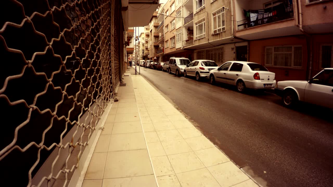 지하 1층의 주거 지역 그릴, 주차장 안카라에 있는 자동차