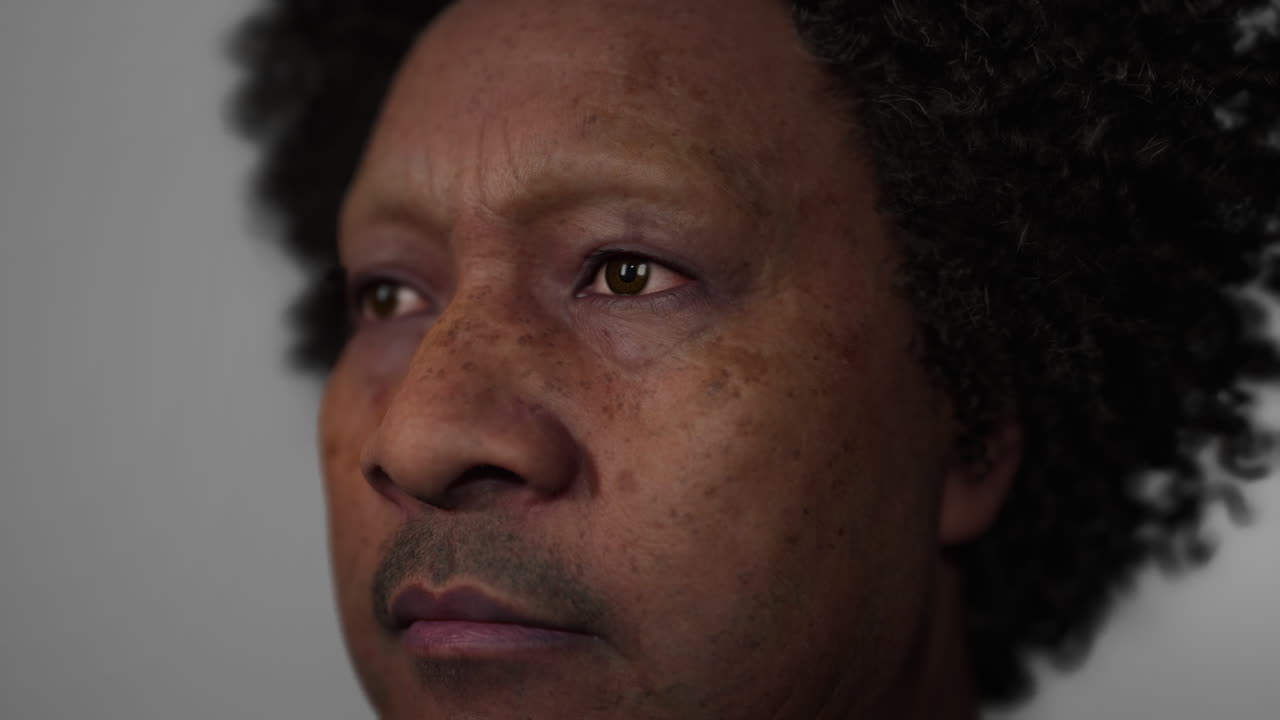 Ritratto di anziano uomo Maori al buio