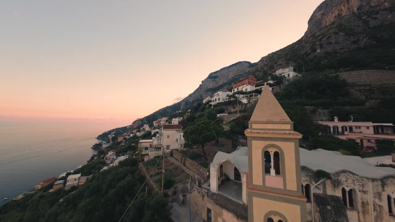 Ripresa con Drone FPV in Picchiata sulla Montagna, Case sulla Collina della Costiera Amalfitana, Italia