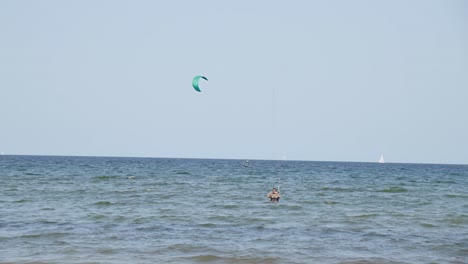 Eine-Person-Kitesurft-In-Klarem-Blauem-Wasser-Mit-Yachten-Im-Hintergrund-Auf-Mallorca-Balearen