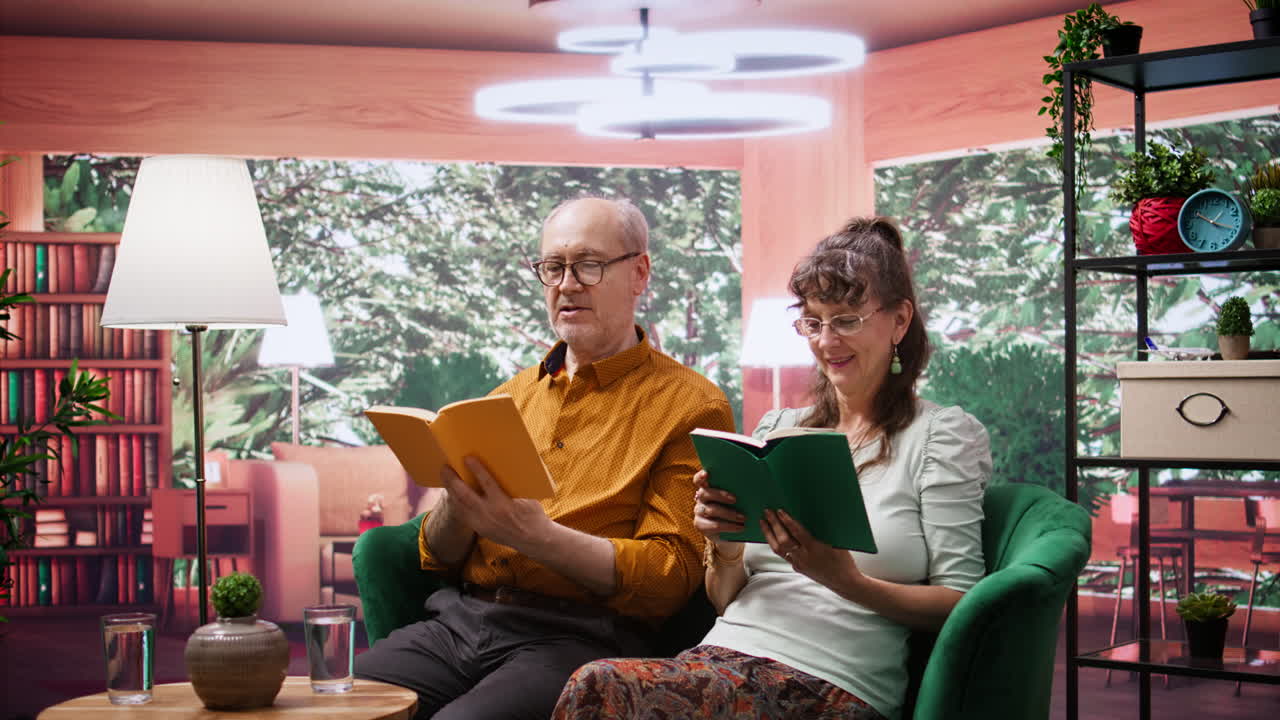 personas mayores leyendo un libro de literatura relajándose juntos en casa
