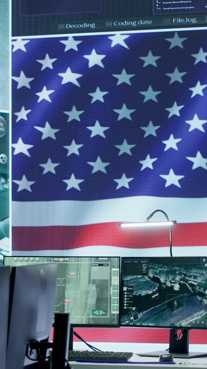 Video verticale: sala di monitoraggio vuota con una bandiera americana che protegge informazioni classificate.