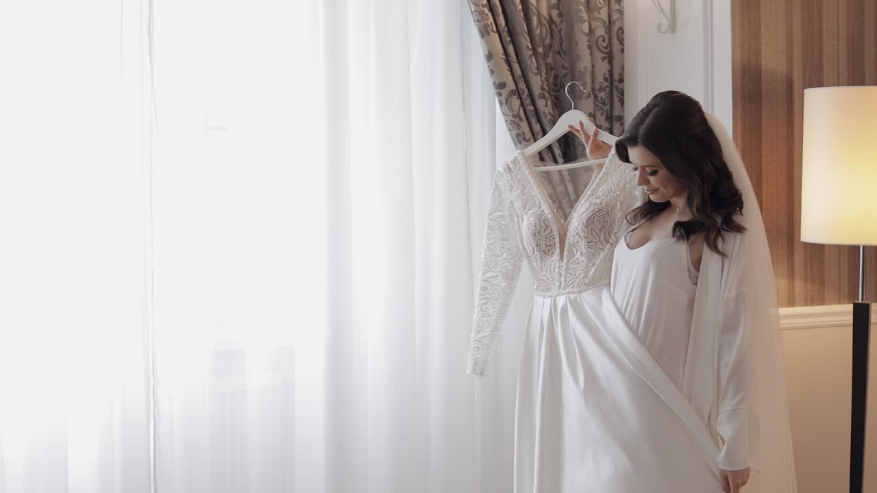 아름다운 신부 가 결혼식 날 을 위해 준비 하고 있다