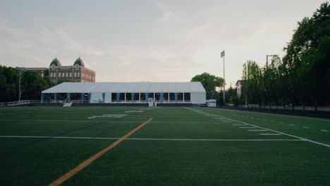 Tiro-Con-Plataforma-Rodante-De-Derecha-A-Izquierda:-Carpa-Para-Eventos-En-Un-Campo-De-Fútbol-Urbano,-Chicago,-EE.UU.