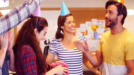 equipo de negocios creativos celebrando el cumpleaños de sus colegas