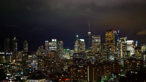 Luces-Iluminadas-Del-Horizonte-De-La-Ciudad-De-Toronto-Por-La-Noche---Panorámica-De-ángulo-Alto-A-La-Izquierda