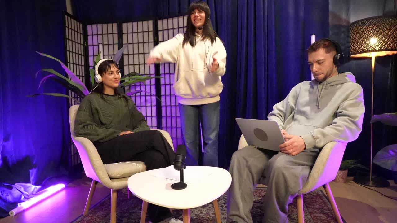 Giovani adulti che preparano e registrano un podcast in uno studio moderno