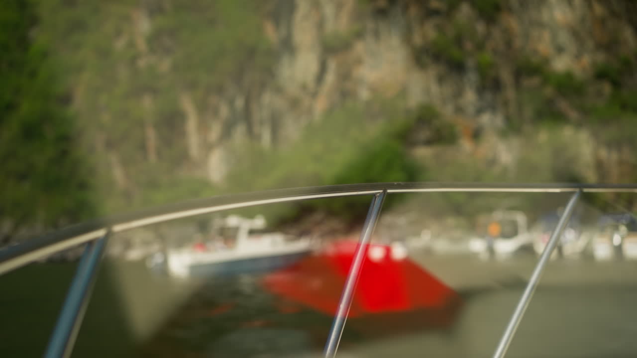 현대적인 모터 보트 항해에서 바다 항구로 cliffy 산 에. 해변 리조트에서 바다 호수에서 럭셔리 요트. 관광객을 위한 물 교통.