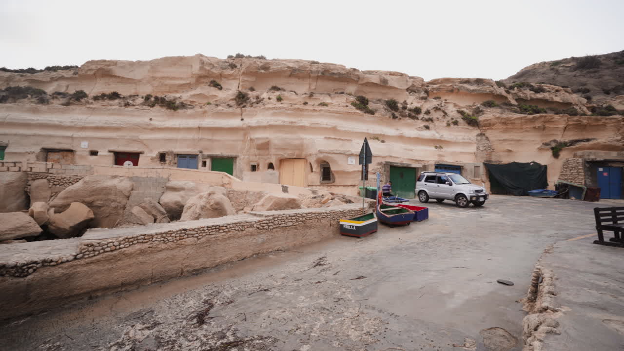 снимок справа типичного небольшого причала на острове гозо, мальта