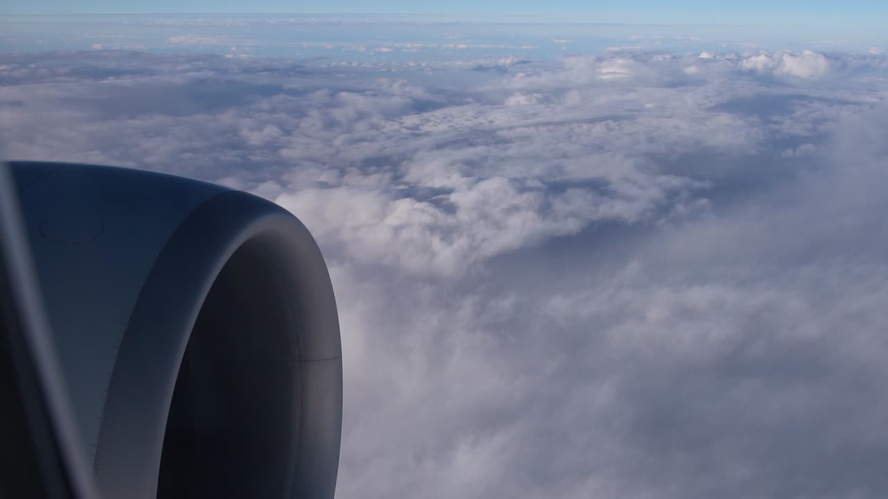 formación de nubes revelada desde la ventana del avión