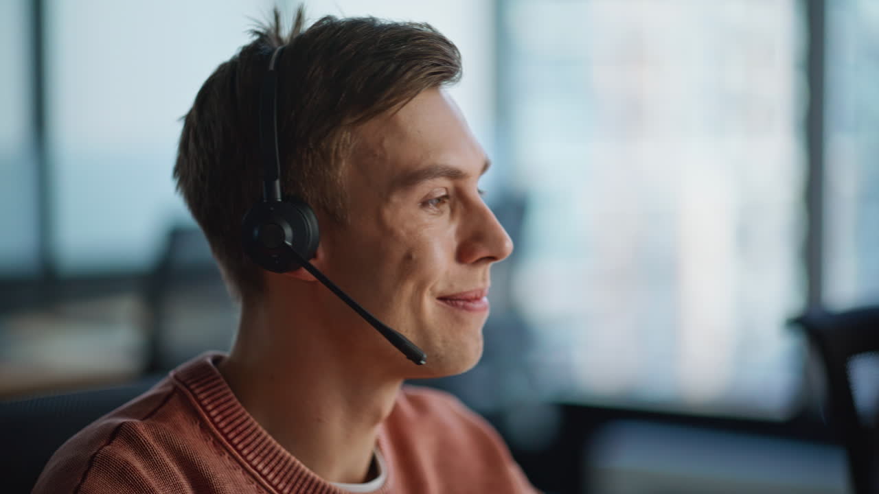 Smilende mann som jobber i et portrett av et telesenter. Hotline-samtalekonsept