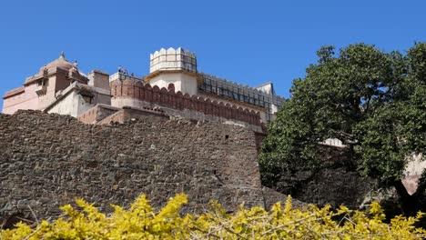 Isolierte-Alte-Festungssteinmauer,-Einzigartige-Architektur-Am-Morgen.-Das-Video-Wurde-In-Der-Kumbhal-Festung-Kumbhalgarh-In-Rajasthan,-Indien,-Aufgenommen