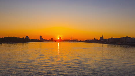 temporal de puesta de sol en riga, letonia