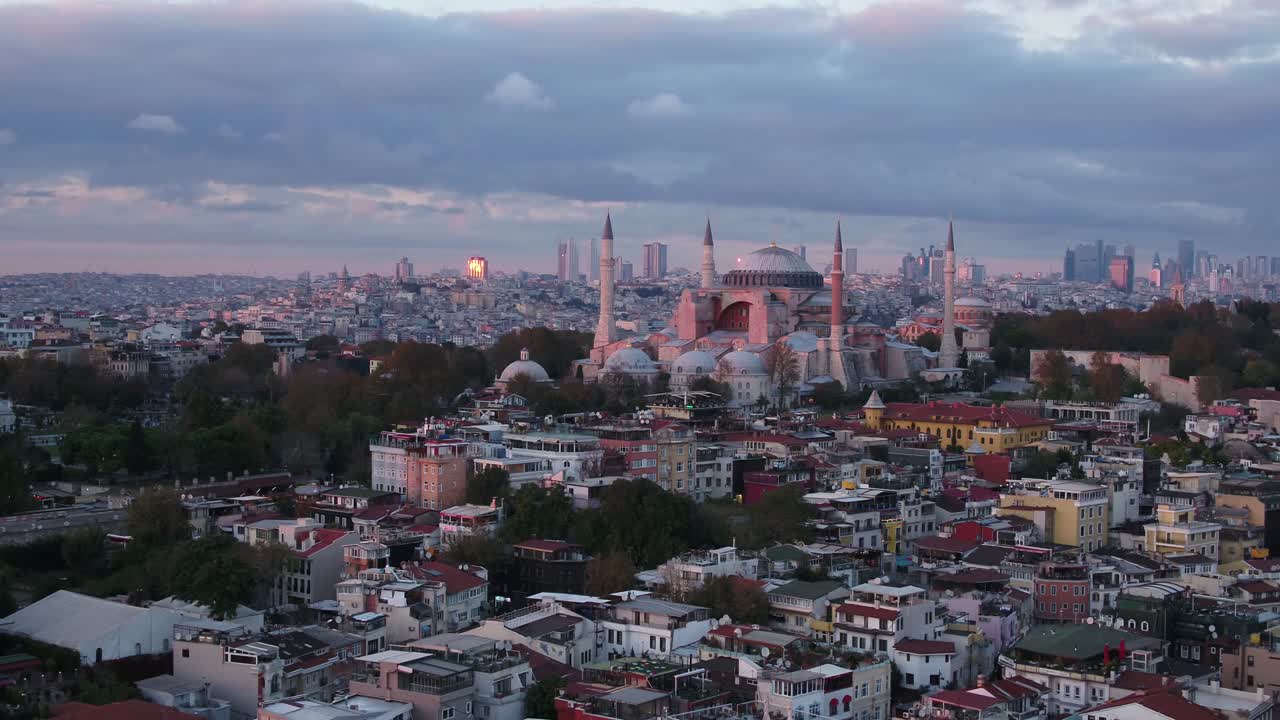 la mezquita de hagia sophia, el atardecer, el video aéreo de drones 4k, la vista histórica de la península