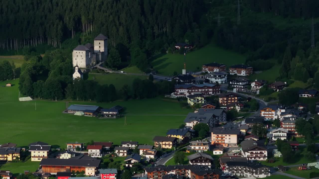 Il Castello di Kaprun si erge maestosamente e imponentemente sopra gli edifici sottostanti