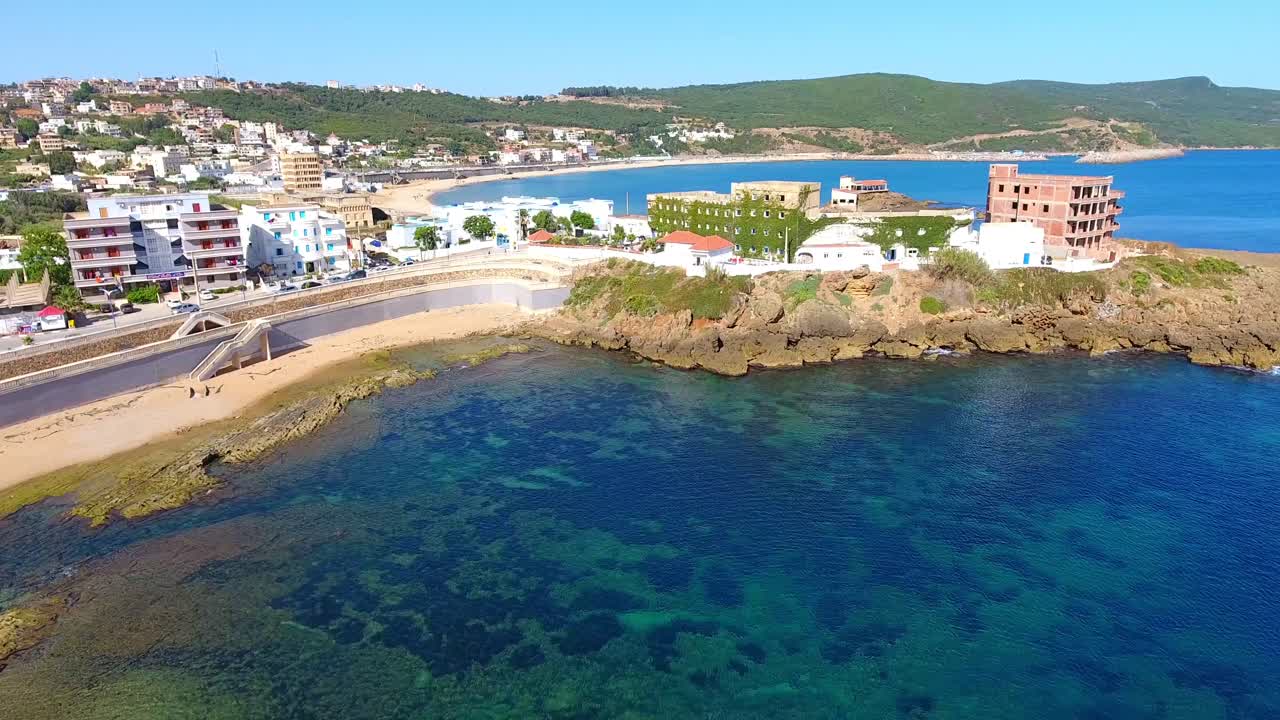 toma aérea por drone de la playa del centro de la ciudad de el kala