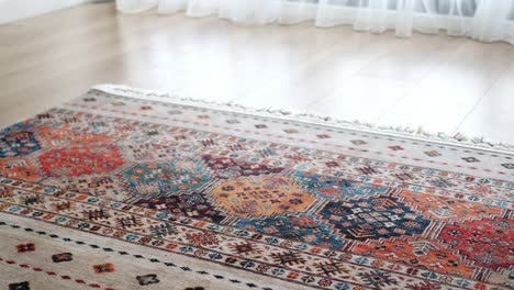 alfombra oriental de colores en el suelo de madera
