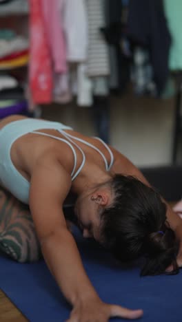 mujer practicando yoga en casa