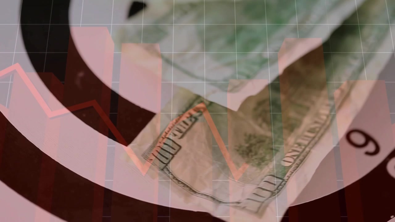 Složený dolar vstupující mezi jiskřící bankovky směřující k terči, stoupající graf ukazující strategii.