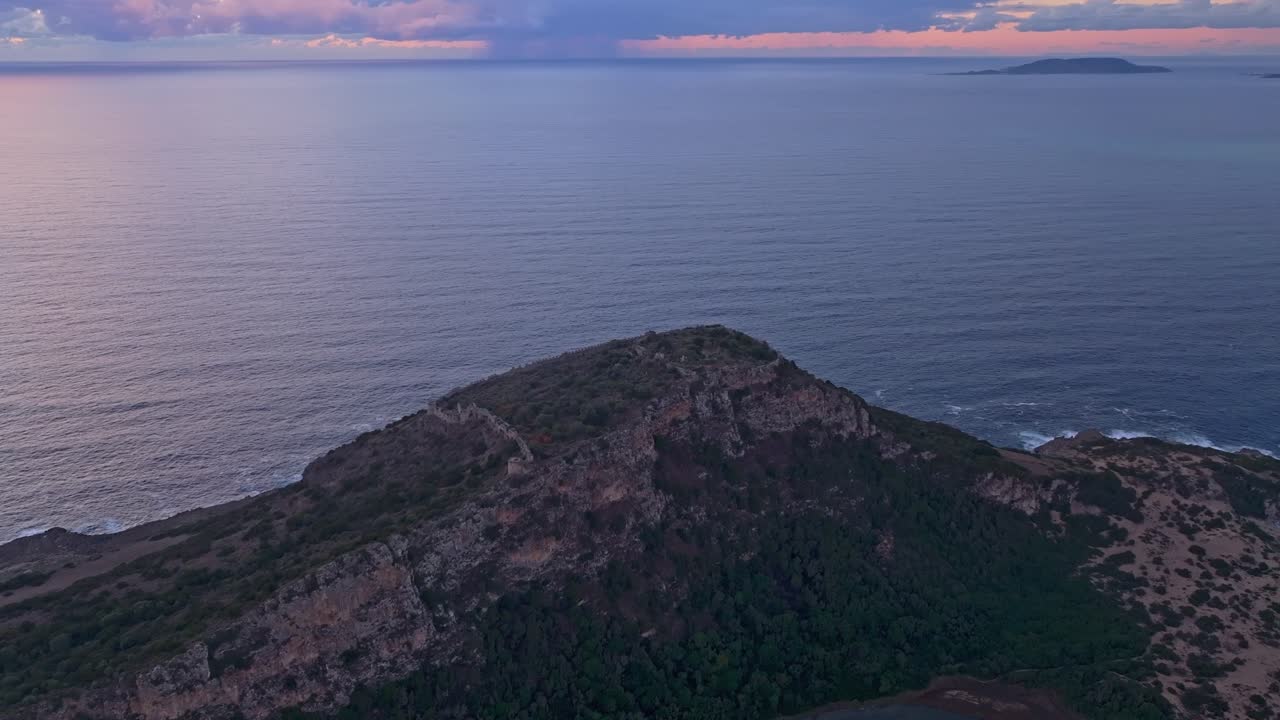 Veduta aerea delle rovine dell'Antica Navarino sulla costa al tramonto e del mare blu, Grecia.
