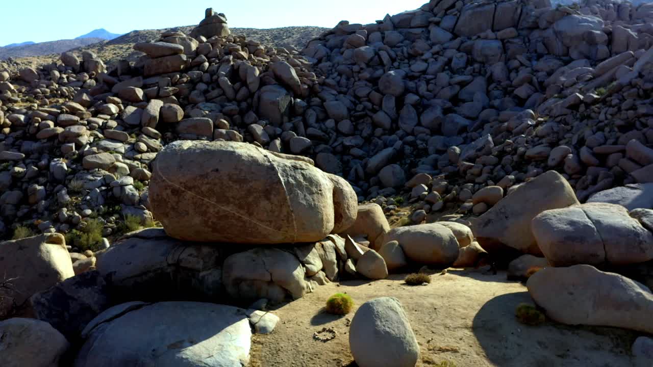 볼더 가든, 캘리포니아에 있는 큰 바위의 상승 드론 샷