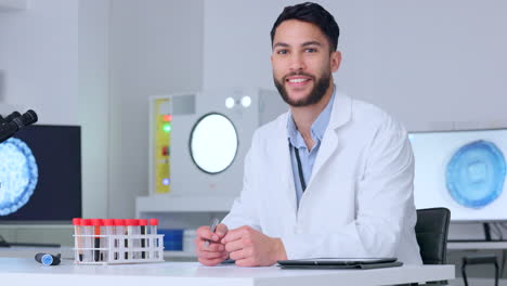 asistente de laboratorio de ciencias médicas trabajando en nuevo