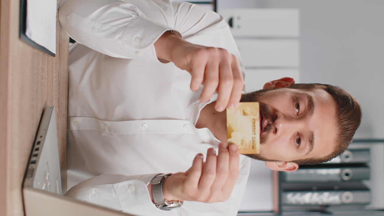 hombre de negocios muestra tarjeta de crédito de plástico publicidad de transferencia de dinero compras sin efectivo en línea