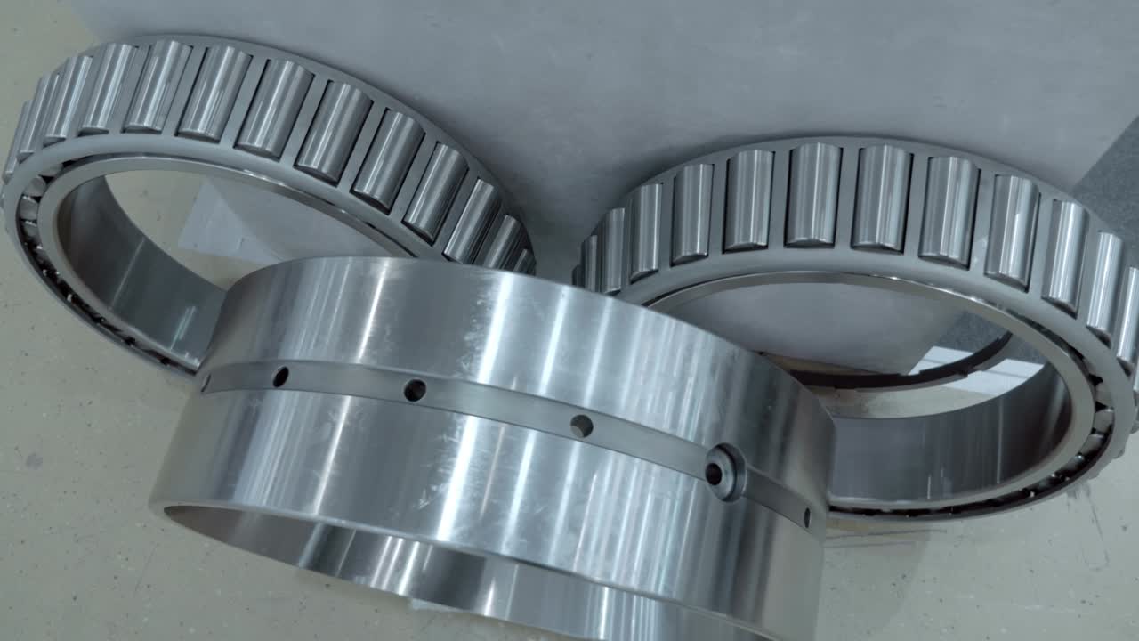 nuevos rodamientos industriales de varios tipos y tamaños se presentan en la exposición