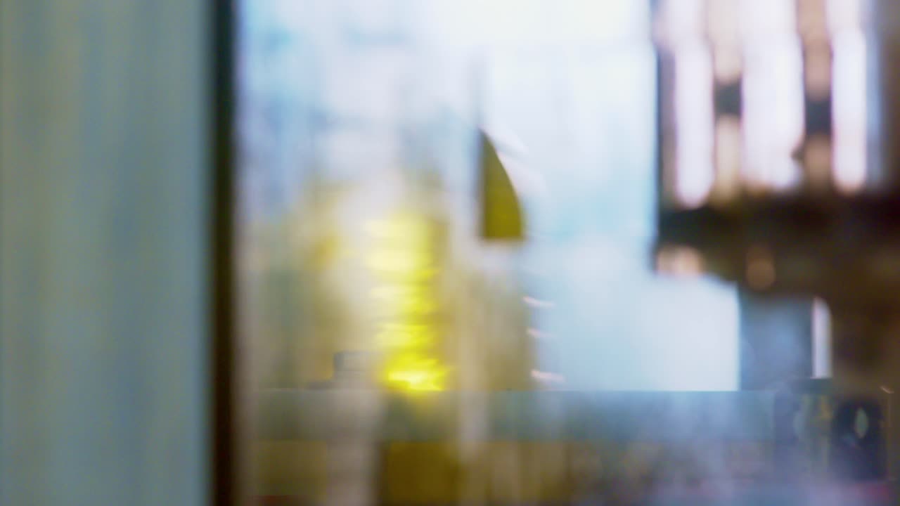 요리 기름 제조, 면씨 기름, 재활용 가능한 애완동물 병, 기름 공장 클로즈업  ⁇ , 건강한 유기농 천연 제품 초점, 심혈관 질환의 위험을 줄입니다.