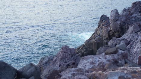 costa volcánica rocosa en los gigantes tenerife, rocas y mar ondulado, puesta de sol